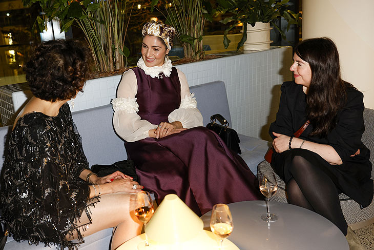 M. Sc. Marjam Al Hakim und Caroline Kent  beim Dine, Dance & Do Good Dinner zu Gunsten von Women for Women International by Wertheim Village im Kimpton Main am 09.12.2025 in Frankfurt /M (@Foto: Isa Foltin/Wertheim Village via Getty Images) / 